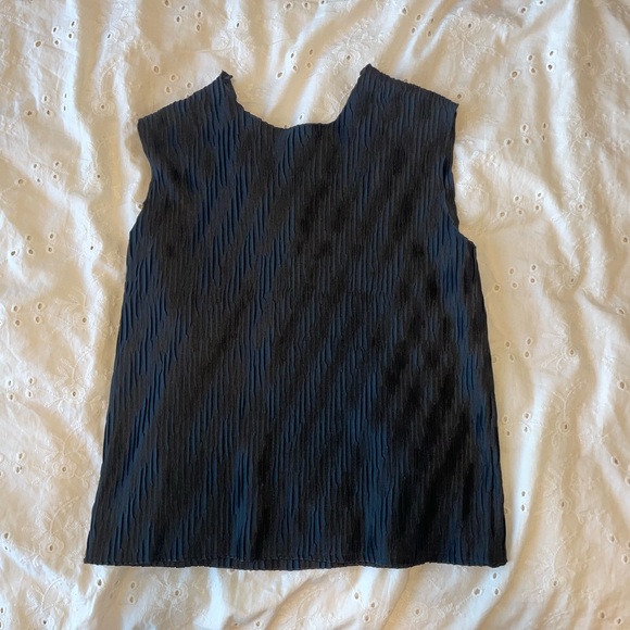 Pleated black tank - Picture 1 of 4